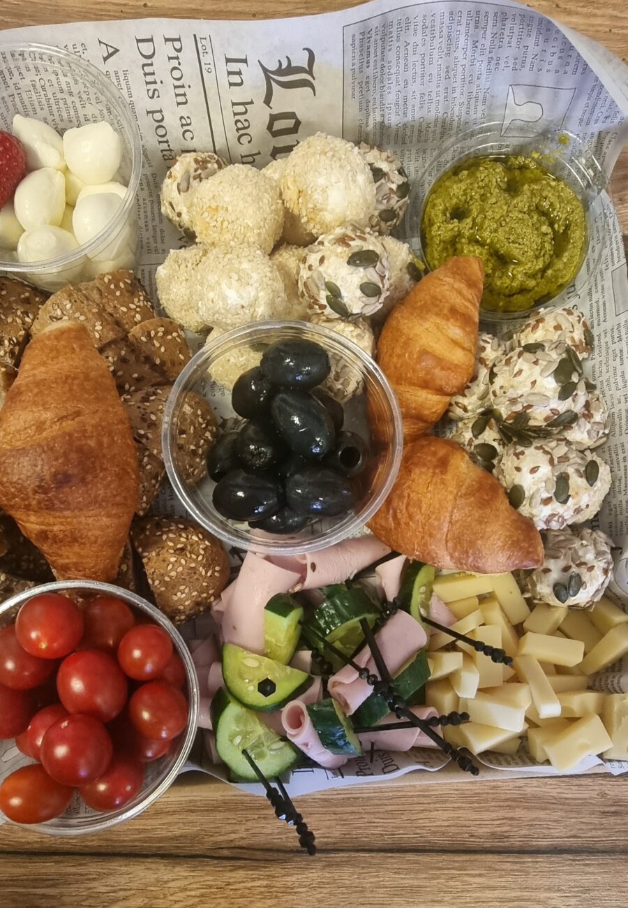Плато с подбрани колбаси и сирена 1кг